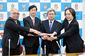 中川俊男会長（右から2人目）と副会長3人を核とする新体制が発足した