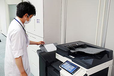 ホテル内の臨時医療施設からFAXで送られてきた処方箋を確認する