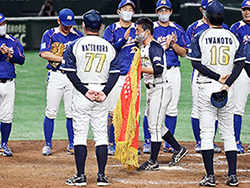 準決勝が終わり黄獅子旗が授与された（日本新薬提供）