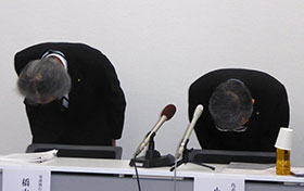 謝罪する小林社長(右)と橋本専務