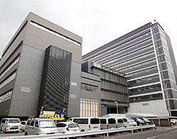 市立中学校跡地に建設された薬学部校舎