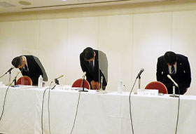 謝罪する長生堂製薬幹部(中央が小城社長)