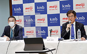 Meijiの小林社長（左）とKMバイオの永里社長