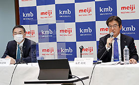 Meijiの小林社長(左)とKMバイオの永里社長