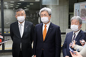 左から山本日薬会長、中川日医会長、堀憲郎日本歯科医師会会長