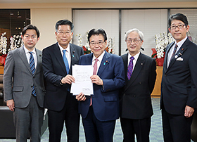 後藤厚労相(中央)に提言を提出する勉強会