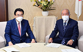 閣僚折衝する後藤厚労相(左)と鈴木財務相