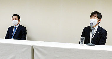 会見する関会長(右)とニッド森社長