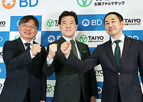 左から日本BDの金澤部長、太陽ファルマテックの佐藤社長