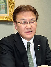 新堰毅氏