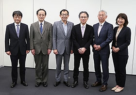 武田新会長（右から3人目）を中心とする体制が発足した