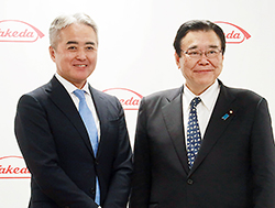 左から岩崎代表取締役、後藤厚労相