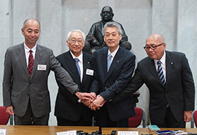 松本会長(右から2人目)と副会長3人を中心とする新体制が始動した