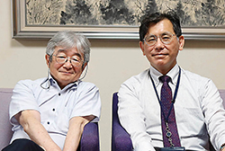 左から篠塚薬学部長、田内教授