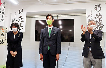 初当選を喜ぶ神谷氏(中央)
