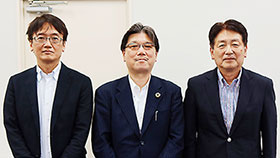 河上会長（中央）、四方副会長（左）、楠本副会長