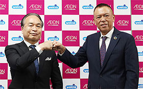 イオン九州の柴田社長(左)とウエルシアHDの松本社長