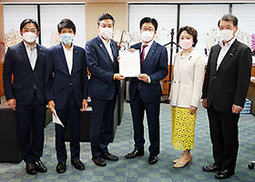 提言書を受け取る加藤勝信厚労相(右から3人目)