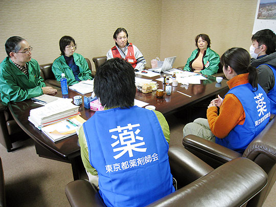 説明を受ける薬剤師班(救護)