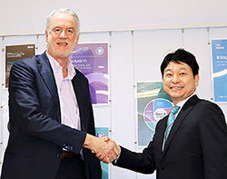 グローバル本社のカトラーCEO（左）と日本法人の小川社長