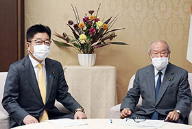 加藤厚労相(左)と鈴木財務相