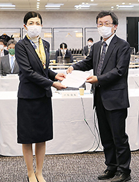 本田顕子厚労大臣政務官（左）に答申書を手渡す中医協の小塩隆士会長