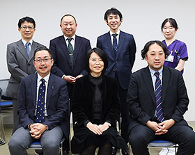 大阪赤十字病院の小林薬剤部長（上段右から2人目）、北野病院の尾上薬剤部長（上段左端）、大阪市北区薬剤師会の坂東会長（下段左端）ら関係者