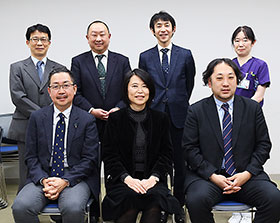 大阪赤十字病院の小林薬剤部長(上段右から2人目)、北野病院の尾上薬剤部長(上段左端)、大阪市北区薬剤師会の坂東会長(下段左端)ら関係者