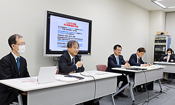 石川県健康福祉部長の永松聡一郎氏(右から2人目)、石川県薬剤師会会長の中森氏(左から2人目)、同副会長の崔氏(同1人目)