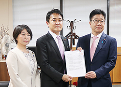 緊急申し入れを渡す玉木代表（中央）