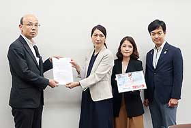要望書を手渡す染矢代表(左から2人目)