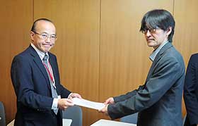 要望書を手渡す篠原正人代表(左)