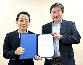 左から明薬大越前学長と多摩北部医療センター高西院長