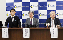 締結式で会見する熊本大学の森岡薬学部長（中央）、石塚教授（左）、熊本県薬の富永会長