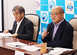 磯部理事長(右)と山本委員長