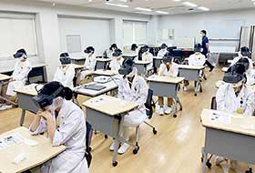 VRゴーグルで映像を視聴（昭和大学提供）