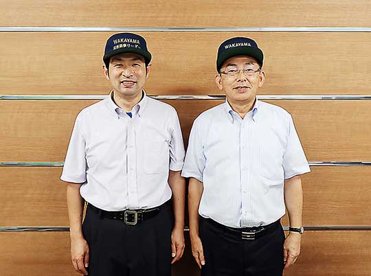 災害薬事リーダー用に専用の帽子を制作した(右は和歌山県薬の岩城副会長、左は大桑常務理事)