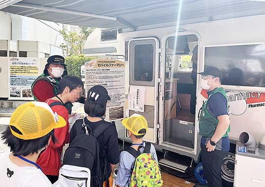 今年8月に大阪赤十字病院で開かれた体験型の防災セミナー「災育」にモバイルファーマシーを出展。一般市民に内部を見学してもらった