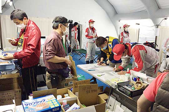 益城町でDMATと一緒に支援活動を展開した(中央にいるのは第一班で出務し指揮をとった和歌山県薬の稲葉会長)