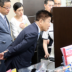 現場を視察する加藤氏(中央)