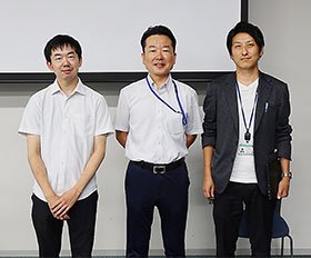 臨床統計開発論の約半分の講義を担当する村木教授（中央）、地嵜悠吾助教（左）、豕瀬諒助教（右）