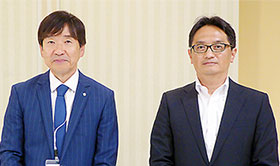 左から関会長、角谷真司商品開発委員長