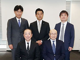 前列左から木﨑会長、昌原副会長、後列左から松本理事、八所理事、片岡監事