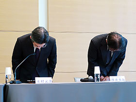 謝罪する木村社長(左)と澤井会長