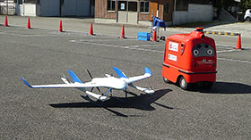 実証実験に用いたドローン(左)と配送ロボット