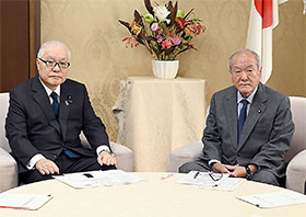 大臣折衝を行う武見厚労相(左)と鈴木財務相