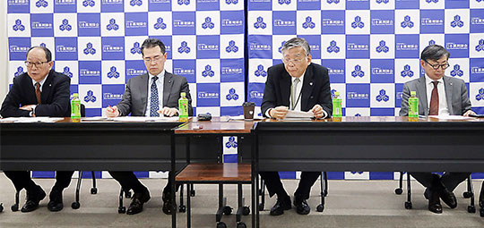会見する日薬幹部(左から3番目が山本会長)