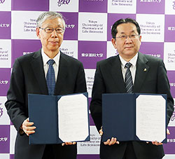 豊島代表理事(左)と三巻学長