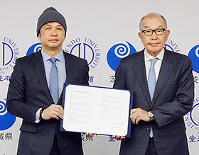 協定書に署名した大井川知事（左）と新井学長