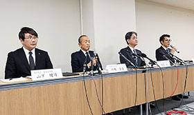 説明する小林社長(左から2人目)